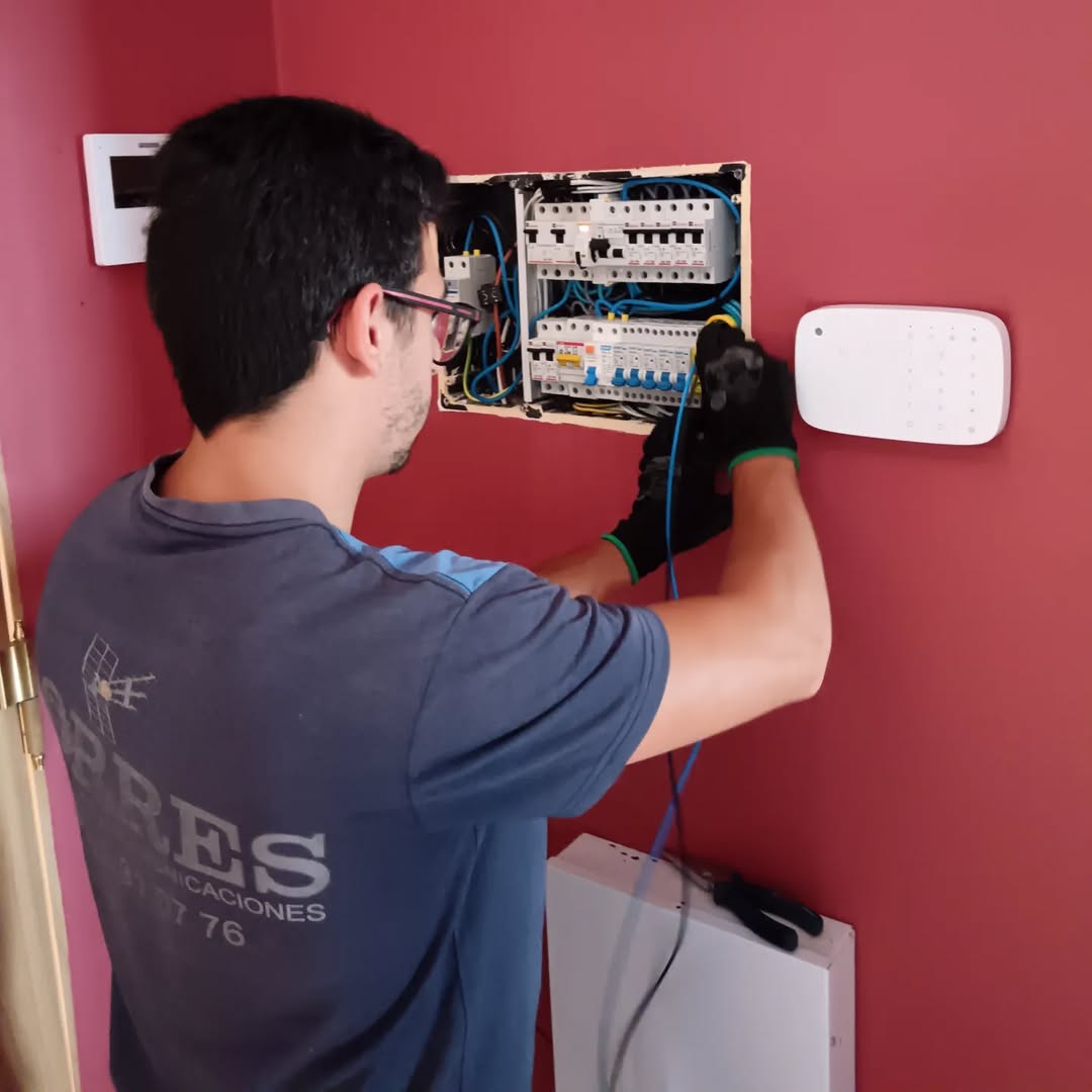 Electricista malaga midiendo cuadro eléctrico.