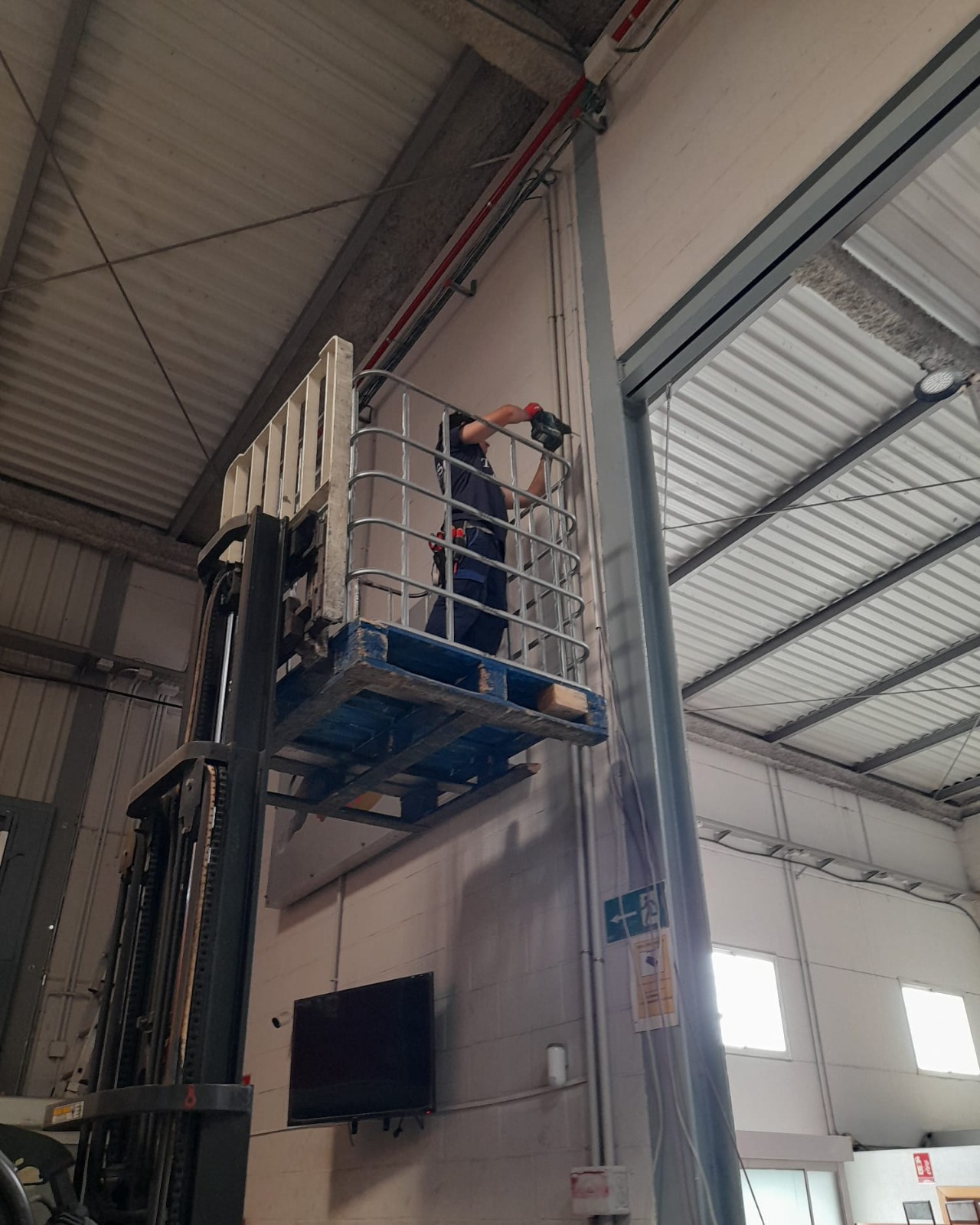 Electricista en Málaga: instalación elevador industrial.